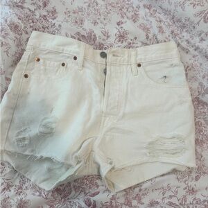 White Levi’s denim shorts